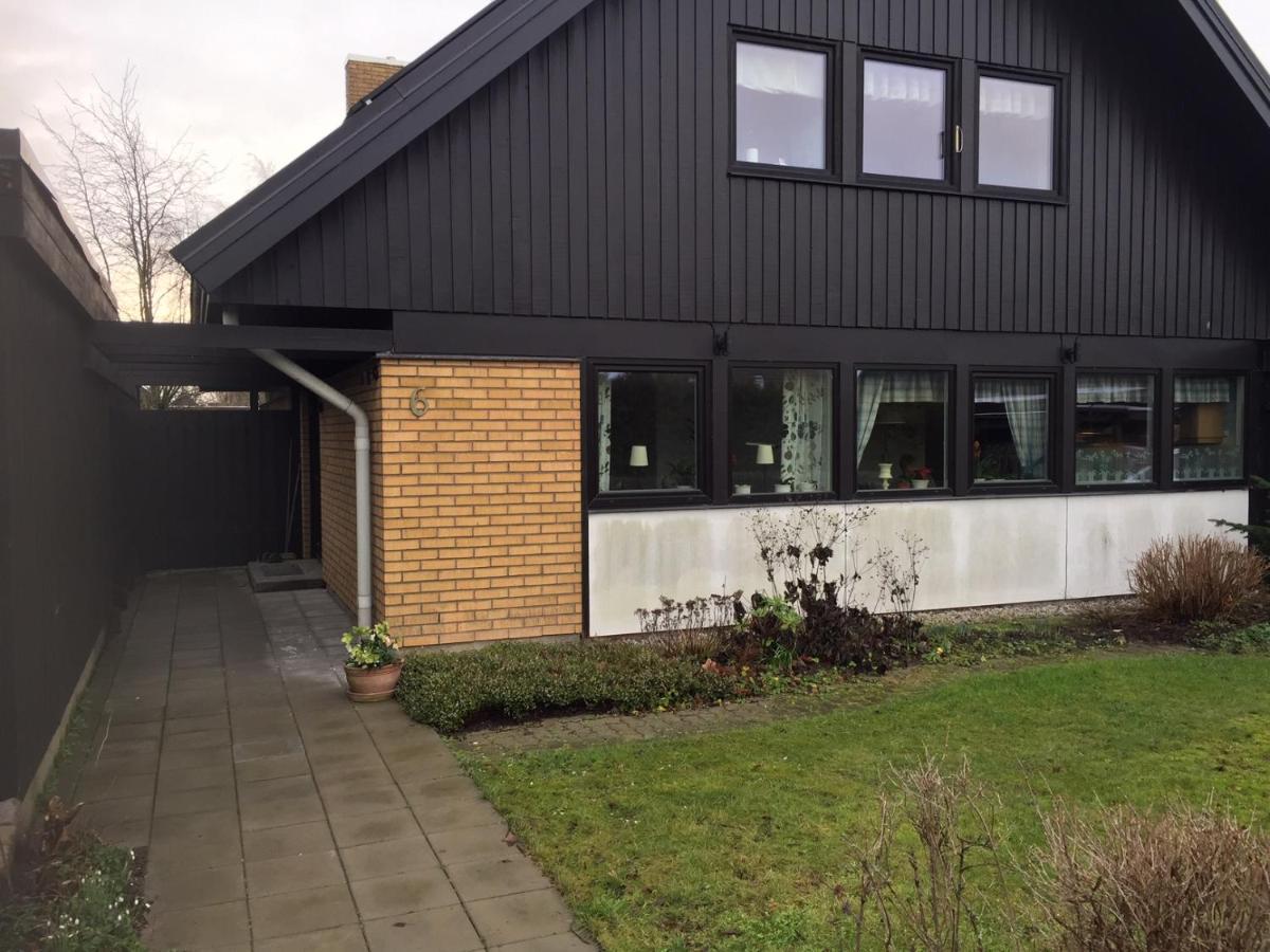 Dubbelrum Med Extrasaeng Pa Markplan I Lugnt Villaomrade Malmø Eksteriør billede